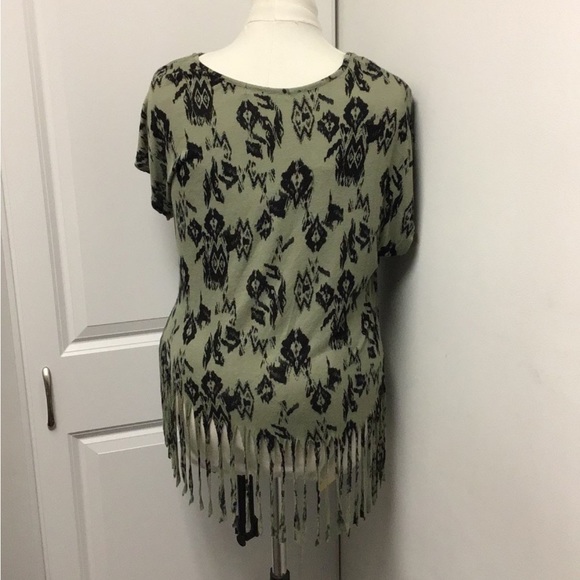 Sans Souci Women’s Short Sleeve Scoop Neck Asymmetric Shredded Hem Top, size M - Picture 9 of 10